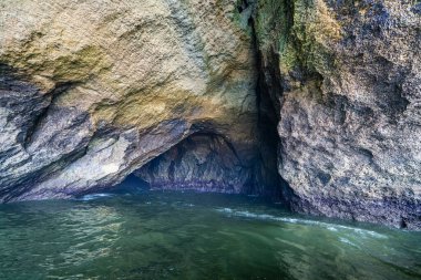Gün batımında Algarve deniz mağaralarının büyüleyici manzarası. Engebeli kaya oluşumları ve ışık oyunları büyüleyici bir sahne yaratıyor. Algarve, Portekiz.