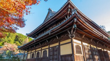 Nanzenji Tapınağı 'nın Sanmon Kapısı. Karmaşık ahşap mimarisi ve asılı çanları var. Açık mavi gökyüzü ve çevreleyen ağaçlar, Kyoto, Japonya.