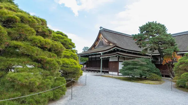 Kyoto İmparatorluk Sarayı, geleneksel Japon mimarisini karmaşık ahşap oymalar ve altın aksanlarla sergileyerek kış güneşinde yıkandı. Kyoto, Japonya.