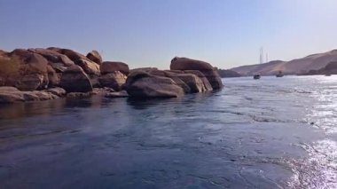 Hızlı akan sular ve büyük kayalar Yukarı Nil 'in Aswan' daki kaynağını tanımlar. Felucca tarafından yapılan keşifler güçlü akıntıları ve gizemli kaya oluşumlarını ortaya çıkarıyor. Aswan, Mısır.