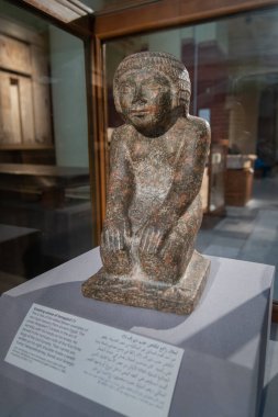Kahire, Mısır - 13 Ocak 2025 Hetepdief 'in diz çökmüş heykeli, Eski Krallık' tan önemli bir özel heykel. Eski Mısır sanatının ilk dua duruş örneklerinden biridir..