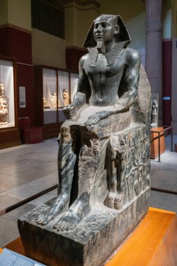 Kahire, Mısır - 13 Ocak 2025: Antik Mısır heykelinin bir başyapıtı olan ikonik Khafre Taht Heykeli Mısır Müzesi 'nde sergilenmektedir. Khafre Vadisi Tapınağı 'nda bulundu..