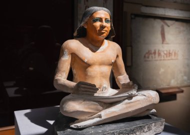 Mısır Müzesi, Mısır - 13 Ocak 2025: 1893 'te Saqqara' da keşfedilen antik bir Mısır başyapıtı olan Oturmuş Yazıt heykeli. Bu canlı benzeri heykel Mısır sanatındaki gerçekçiliği vurguluyor.