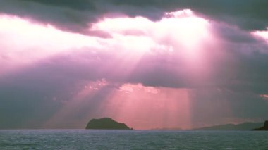 Bulutların büyüleyici dansını ve güneş ışığını bir bahar sabahı, Jinshan Bölgesi 'nden Keelung Adası' nın çarpıcı manzarasını yakalayarak tecrübe edin. Tayvan.