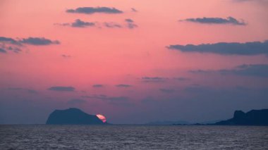 Jinshan, New Taipei, Tayvan 'da çarpıcı bir bahar gündoğumu. Güneş Keelung Adası 'nın üzerinde yükseliyor. Okyanusta sıcak bir parıltı yayıyor..