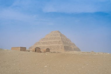 Saqqara 'daki Zoser Basamağı Piramidinin yakın bir görüntüsü, eşsiz adım mimarisini ve etrafındaki çöl manzarasını gösteriyor. Firavun Djoser için yapılmış. Kahire, Mısır.