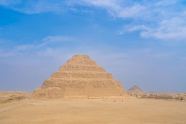 Zoser Piramidi çöl kumlarından yükseliyor. Antik Mısır yaratıcılığına muazzam bir övgü. Uçsuz bucaksız, zamansız bir manzara..