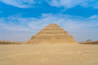 Zoser Piramidi çöl kumlarından yükseliyor. Antik Mısır yaratıcılığına muazzam bir övgü. Uçsuz bucaksız, zamansız bir manzara..