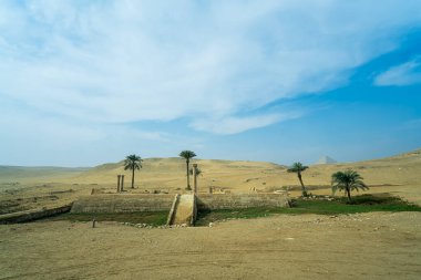 Zoser Piramidi 'nin çıkış manzarası çevresindeki çöl manzarasını ve antik kalıntıları gösteriyor. Sitenin büyüklüğüne ve tarihsel önemine bir göz atalım..