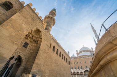 Muhammed Ali Camii 'nin taş duvarları, Osmanlı mimarisini Kahire siluetine karşı sergiliyor. 19. yüzyıl Mısır modernizasyonunun bir sembolü..
