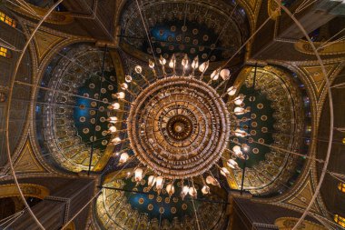 Muhammed Ali Camii, Mısır - 14 Ocak 2025: Görkemli bir avize ve dekoratif kubbenin yer aldığı caminin iç mekanı. Osmanlı mimarisinin ihtişamının güzel bir örneği..