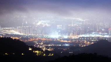 Tayvan 'daki Lion' s Head Dağı 'nda şiirsel bir bahar gecesi. Şehir usulca nefes alıyor bulutlar uyum içinde dans ederken ışıltılı ufuk çizgisinde, sükunet ve merak dolu hayaller örerken.