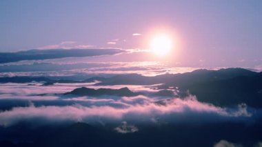 Dağları uyandıran şafağın altın dokunuşuna tanık olun. Tayvan 'daki Lion Head Dağı' ndan büyülü bir bahar günü..