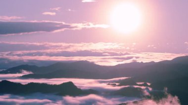 Tayvan 'ın Xindian kentindeki Lion' s Head Dağı 'nda baharın sihrini hissedin. Güneşin bulutların arkasından usulca yükseldiği, sisli tepeleri aydınlattığı ve altın şafağı sessiz ihtişamla alevlendirdiği yer..