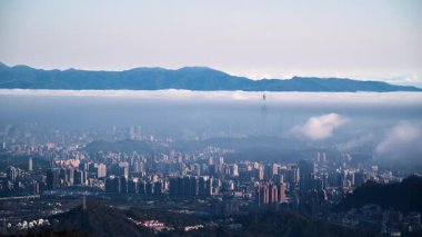 Taipei 'nin bulutlar denizinde yüzdüğüne tanık olun. Tayvan 'daki Lion Head Dağı' ndan gerçeküstü bir bahar şafağı..