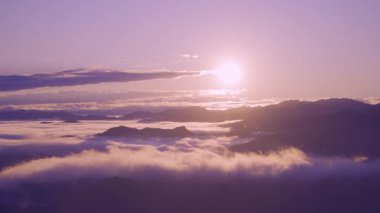 Dağları uyandıran şafağın altın dokunuşuna tanık olun. Tayvan 'daki Lion Head Dağı' ndan büyülü bir bahar günü..