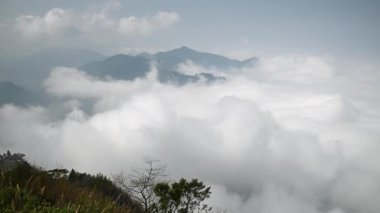 Dağların bulutları öptüğü ve havanın bahar huzurunun fısıltılarıyla dolu olduğu rüya gibi bir dünyaya adım at..