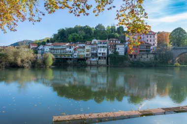 Portekiz 'in Amarante şehrinde muhteşem Sao Goncalo Köprüsü ve sonbahar güzelliğini yansıtan kilisesiyle birlikte muhteşem bir nehir kenti..