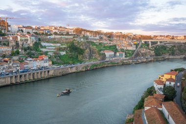 Porto, Portekiz - Douro Nehri 'nin nefes kesici günbatımı manzarası, Ponte Dom Luis I Köprüsü, ve tarihi nehir kenarı binaları.