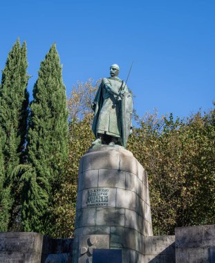 Guimaraes, Portekiz - 9 Kasım 2024: Portekiz Kralı I. Afonso 'nun heykeli Braganza Dükalığı' nda dimdik duruyor. Heykel, ortaçağ zırhıyla elinde kılıç ve kalkanla kralı resmediyor..