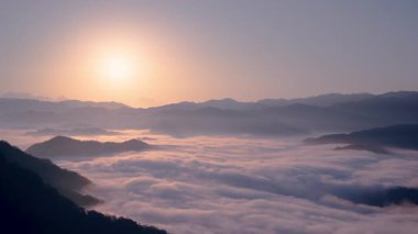 Tayvan, Xindian 'da bulutların üzerinde nefes kesici bir gün doğumu manzarası. Doğa ve manzara görselleri için mükemmel..