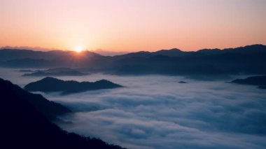 Xindian, New Taipei City, Tayvan 'da yakalanan bu resim, bir bahar sabahı sis kaplı dağların üzerinde nefes kesici bir gün doğumu sergiliyor..