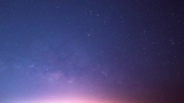 Xindian, Tayvan 'ın zirvelerindeki büyüleyici yıldızlı gökyüzü manzarası sanki evrende yürüyormuş gibi hissettiriyor. Uçsuz bucaksız gökyüzü merakla, sükunetle ve sonsuz olanaklarla parıldıyor..