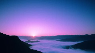 Tayvan, Xindian 'daki bir dağın tepesinden çarpıcı güneş doğuşuna ve bulut denizine tanık olun. Doğa ve manzara görselleri için mükemmel..