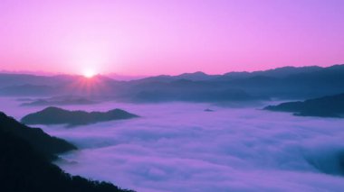 Güneş ışığı Tayvan, Xindian 'ın sisli dağlarını şereflendirirken büyüleyici şafağa bakın. Bulutlar denizi uyanan gökyüzü ile uyum içinde dans eder, doğanın şiirlerini ortaya çıkarır..