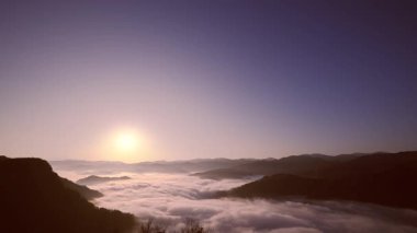 Şafağın sessiz saatlerinde, güneş Xindian, Tayvan 'da bir bulut denizini uyandırıyor, gökyüzünü altından renklerle boyuyor ve rüya gibi bir krallık yaratıyor..