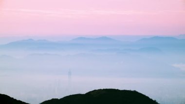 Datun Dağı, Taipei 'de bahar güneşinin doğuşuna tanık olun, dinamik bulutlar mor, pembe, sarıdan beyaza kayıyor, şehir manzarasını örtüyor..