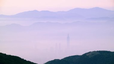 Datun Dağı 'nda bir bahar sabahı, Taipei' nin bulutlar ve sislerle kaplı şehir manzarasını gözler önüne seriyor ve sakin bir manzara yaratıyor..