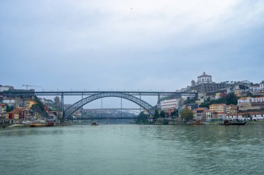 Dom Luis Köprüsü 'nün Douro Nehri' ndeki bir gemi gezisindeki manzarası. Porto ve Vila Nova de Gaia 'nın renkli nehir kenarı mimarisine bakın..
