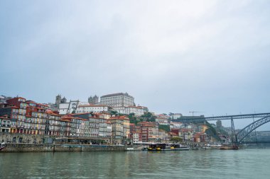 Dom Luis Köprüsü 'nün Douro Nehri' ndeki bir gemi gezisindeki manzarası. Porto ve Vila Nova de Gaia 'nın renkli nehir kenarı mimarisine bakın..