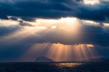 Bulutların büyüleyici dansını ve güneş ışığını bir bahar sabahı, Jinshan Bölgesi 'nden Keelung Adası' nın çarpıcı manzarasını yakalayarak tecrübe edin. Tayvan.