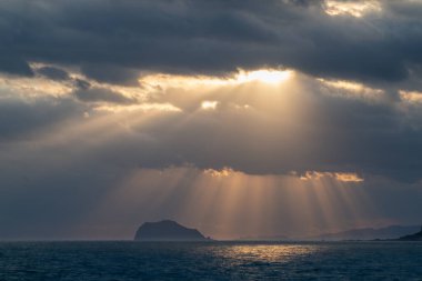 Bulutların büyüleyici dansını ve güneş ışığını bir bahar sabahı, Jinshan Bölgesi 'nden Keelung Adası' nın çarpıcı manzarasını yakalayarak tecrübe edin. Tayvan.
