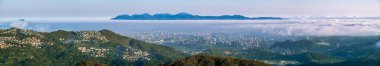 Şafak sökerken, beyaz bulutlar zarif bir şekilde Taipei 'nin silueti üzerinde vals yapıyor. Taipei şehrinin panoramik görüntüsü, bu sahne doğayla bir huzur ve uyum hissi uyandırıyor..