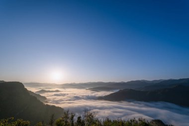 Şafağın sessiz saatlerinde, güneş Xindian, Tayvan 'da bir bulut denizini uyandırıyor, gökyüzünü altından renklerle boyuyor ve rüya gibi bir krallık yaratıyor..