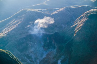 Datun Dağı 'nda bahar sabahı, Beitou, Tayvan, bereketli vadide yavaşça süzülen beyaz bulutları gözler önüne serer..