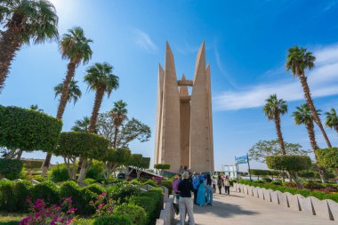 Aswan Yüksek Barajı, Mısır - 15 Ocak 2025: Mısır Sovyet Dostluk Anıtı baharda ziyaretçilerle peyzaj ile çevrili. Aswan Barajı 'nın yakınında..
