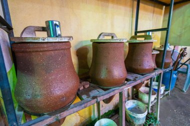 Aswan Barajı, Mısır - 15 Ocak 2025: Geleneksel kil kapları, muhtemelen Nubiyalı insanlar tarafından içecek depolamak ve soğutmak için kullanılır, bir bahar akşamı metal bir rafta otururlar..