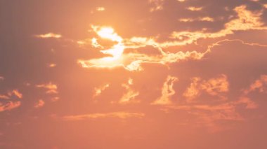 Görkemli bir günbatımı, Tayvan 'ın New Taipei şehrindeki Shimen kıyısında gökyüzünü canlı renklerle boyuyor ve dramatik ve büyüleyici bir manzara yaratıyor..