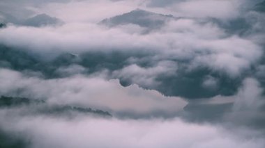 Şafak vakti Tayvan, Xindian 'da orman tepelerinde sürüklenen bulutlu huzurlu dağ manzarası.