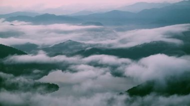 Sabahın erken saatlerinde, Tayvan 'daki Xindian Dağları' nı saran nefes kesici bulut denizi zirvelerden huzurlu ve görkemli bir manzara sunuyor..
