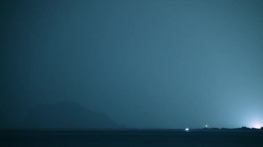 Huzurlu ay, Shimen, New Taipei City, Tayvan 'daki sessiz gökyüzünden Keelung Adası' nın yanına yükselir ve sakin bir ortam yaratır..