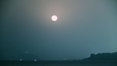 Gece, Shimen, New Taipei, Tayvan 'dan Keelung Adası yakınlarında ay doğuyor. Doğa ve gök teması için ideal.