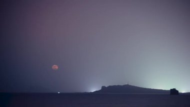 Gece, Shimen, New Taipei, Tayvan 'dan Keelung Adası yakınlarında ay doğuyor. Doğa ve gök teması için ideal.