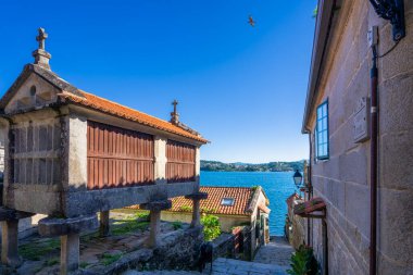 İspanya 'nın Pontevedra kentindeki büyüleyici bir Galiçya köyü olan Combarro' da ikon horreos ve geleneksel mimari. Sitenin geçmişi 12. yüzyıla dayanıyor ve kültür mirasının bir simgesi..