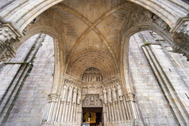 İspanya 'nın Tui kentindeki Santa Maria Katedrali' nin karmaşık girişi, İber Gotik mimarisinin öncü bir örneği..