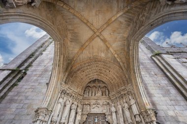 İspanya 'nın Tui kentindeki Santa Maria Katedrali' nin karmaşık girişi, İber Gotik mimarisinin öncü bir örneği..
